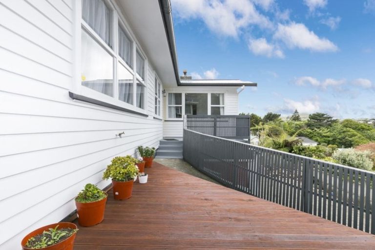 Photo of property in 8 Bellringer Crescent, Newlands, Wellington, 6037