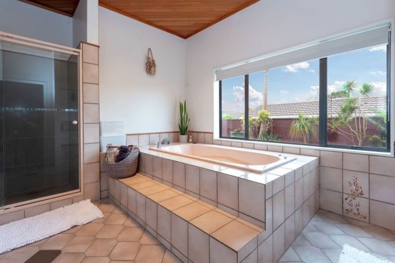 Photo of property in 33 Booralee Avenue, Botany Downs, Auckland, 2010