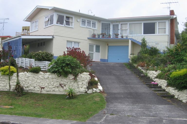 Photo of property in 21 Martin Crescent, Northcote, Auckland, 0627