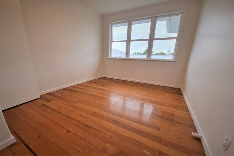Photo of property in 12 Tracey Terrace, Te Atatu South, Auckland, 0602