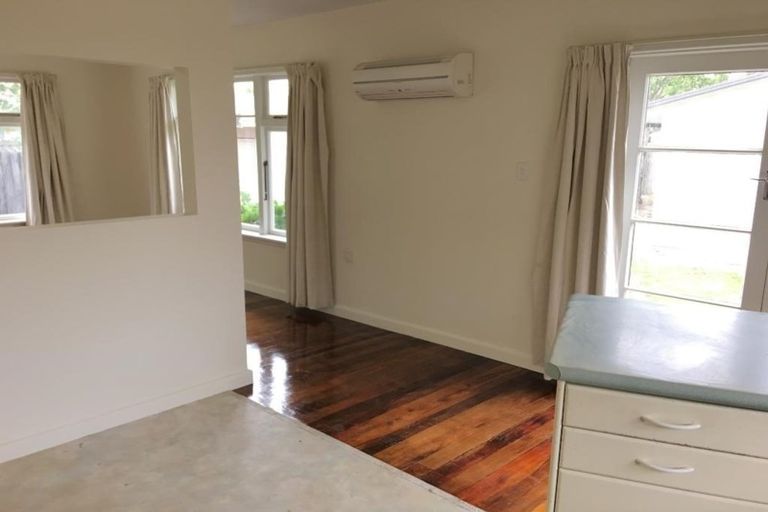 Photo of property in 18 Avonhead Road, Avonhead, Christchurch, 8042