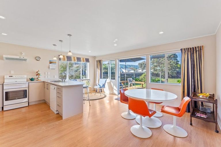 Photo of property in 114 Field Way, Waikanae Beach, Waikanae, 5036