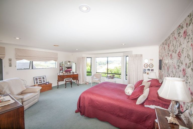 Photo of property in 6 Derry Hill, Churton Park, Wellington, 6037