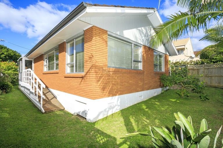 Photo of property in 2/1 Sylvan Park Avenue, Milford, Auckland, 0620