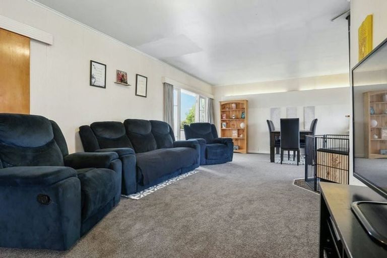 Photo of property in 37 Beaubank Road, Kelston, Auckland, 0602