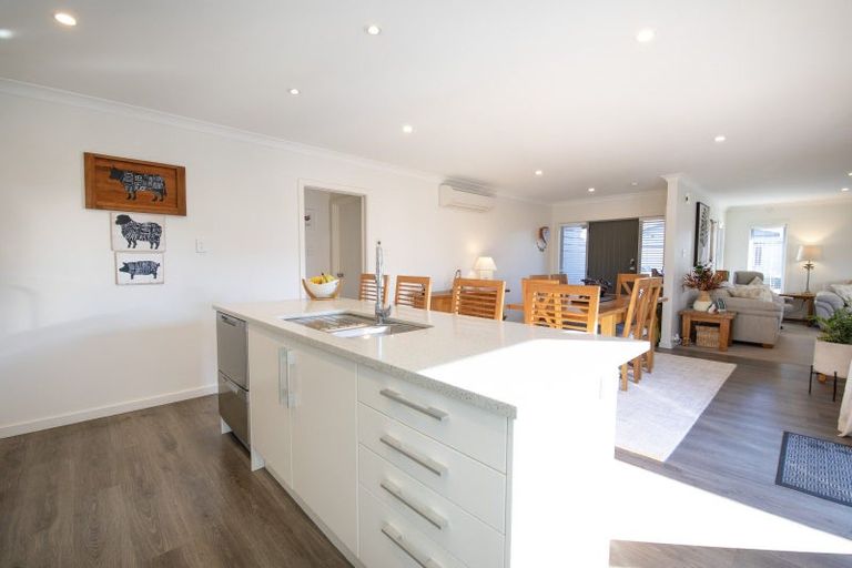 Photo of property in 2 Gregory Grove, Clive, 4102