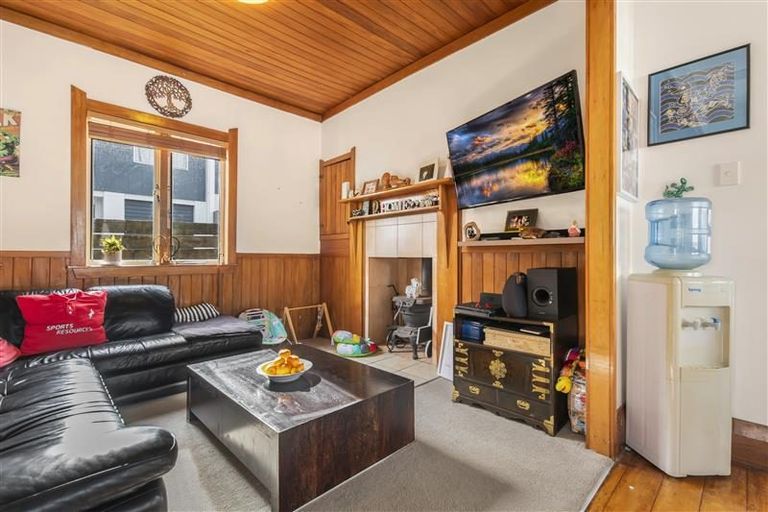 Photo of property in 2 Bowers Road, Glen Eden, Auckland, 0602