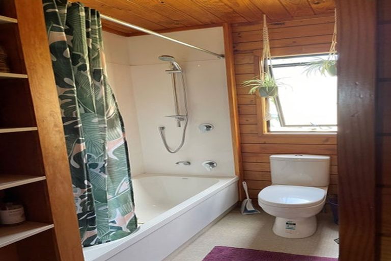 Photo of property in 2 Twin Wharf Road, Herald Island, Auckland, 0618