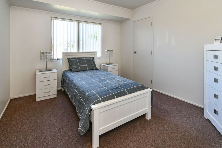 Photo of property in 1 Loughinisland Place, Weymouth, Auckland, 2103