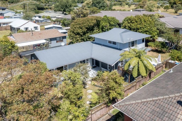 Photo of property in 11 Hookway Grove, Paraparaumu, 5032