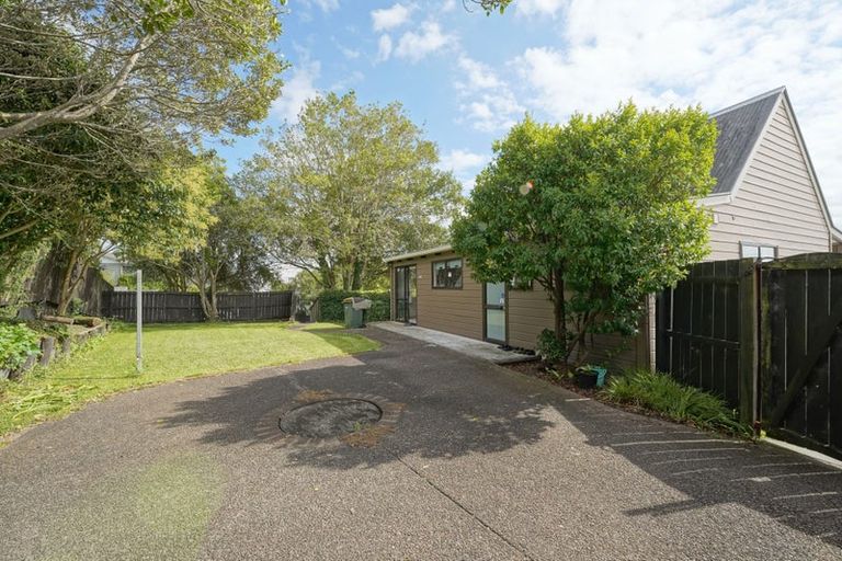 Photo of property in 2 Raelene Place, Massey, Auckland, 0614
