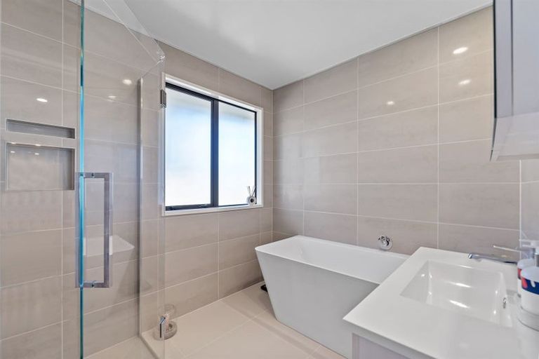 Photo of property in 11 Hugh Green Drive, Pinehill, Auckland, 0632