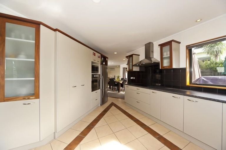 Photo of property in 19 Farquhar Road, Glendene, Auckland, 0602