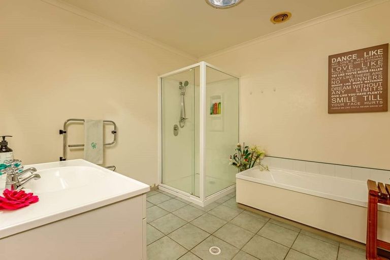 Photo of property in 15 Woburn Place, Takaro, Palmerston North, 4412