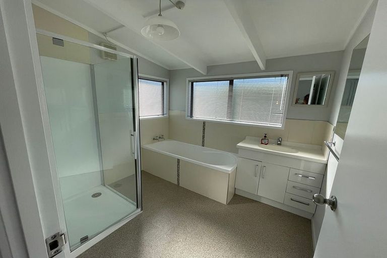 Photo of property in 2/40 Saxon Street, Waterview, Auckland, 1026