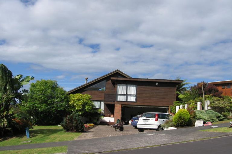 Photo of property in 1/2 Carl Place, Unsworth Heights, Auckland, 0632