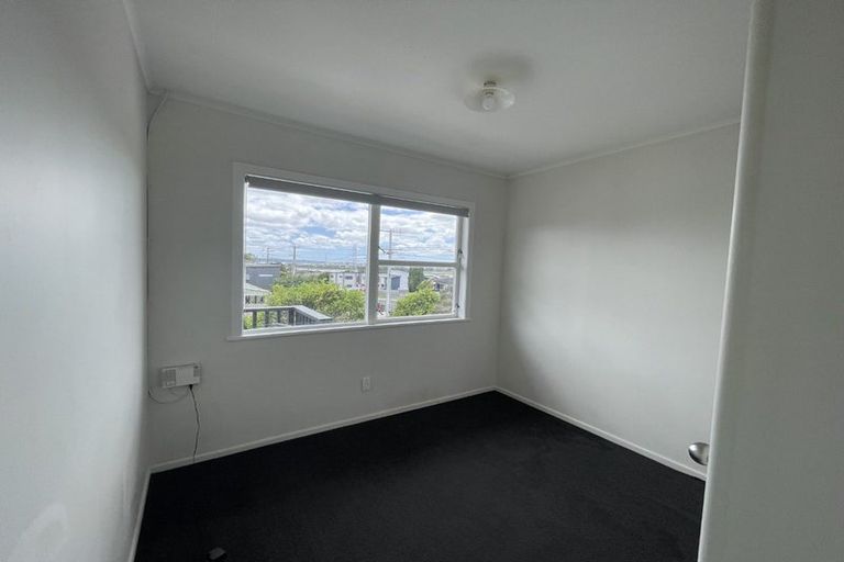 Photo of property in 98 Tirimoana Road, Te Atatu South, Auckland, 0602