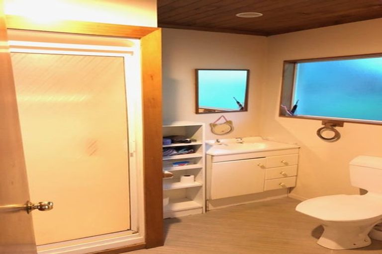 Photo of property in 28 Barker Rise, Northcross, Auckland, 0632