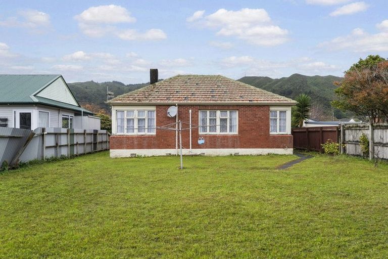 Photo of property in 1 Wood Grove, Naenae, Lower Hutt, 5011