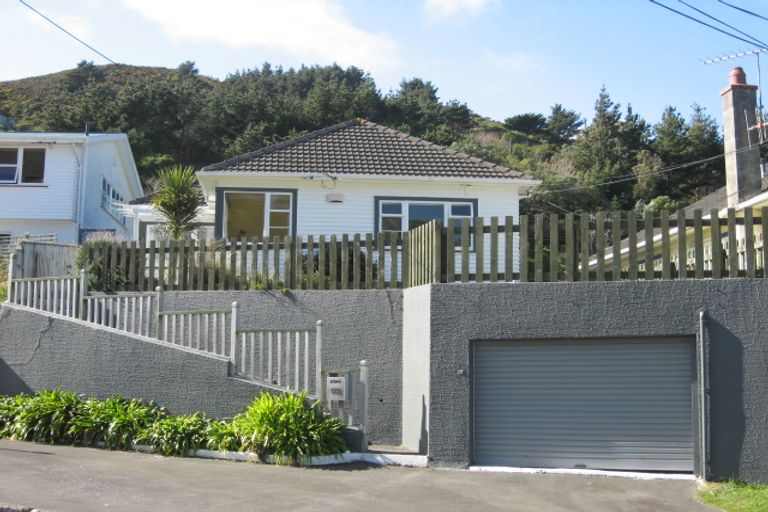Photo of property in 122 Parkvale Road, Karori, Wellington, 6012