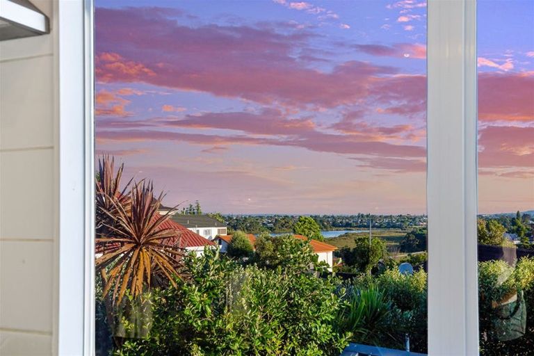 Photo of property in 3 Garcia Place, West Harbour, Auckland, 0618