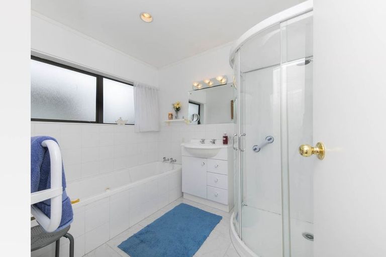 Photo of property in 4a Skilgate Avenue, New Lynn, Auckland, 0600