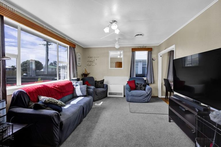 Photo of property in 14 Buchanan Place, Hawera, 4610