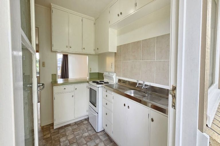 Photo of property in 3/2 Longbill Place, Glendene, Auckland, 0602