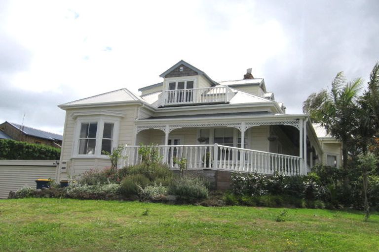 Photo of property in 8 Hinemoa Terrace, Birkenhead, Auckland, 0626