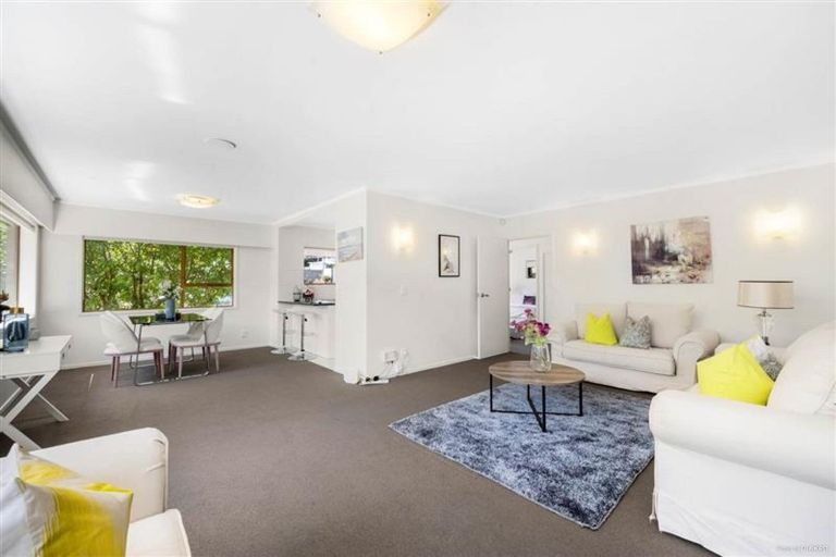 Photo of property in 16 Dennis Avenue, Hillpark, Auckland, 2102