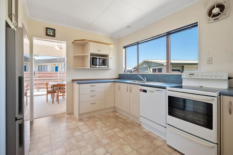 Photo of property in 18 Palliser Place, Milson, Palmerston North, 4414