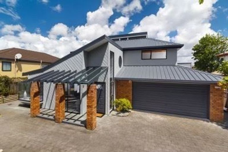 Photo of property in 1/6 Glucina Avenue, West Harbour, Auckland, 0618