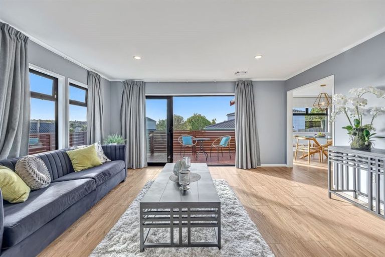Photo of property in 11 Raphael Place, West Harbour, Auckland, 0618