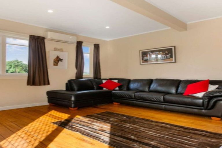 Photo of property in 1 Waiari Road, Conifer Grove, Takanini, 2112