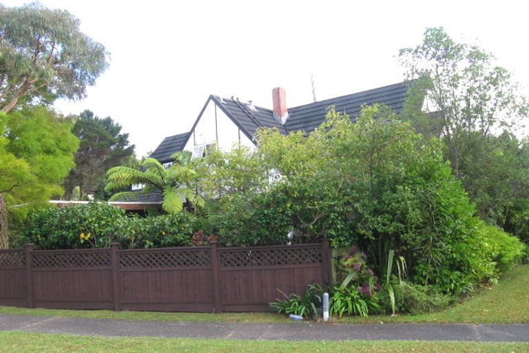 Photo of property in 2 Fitzpatrick Place, Chatswood, Auckland, 0626