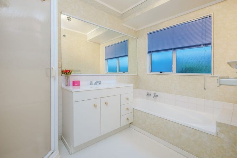 Photo of property in 6a Sheriff Place, Randwick Park, Auckland, 2105