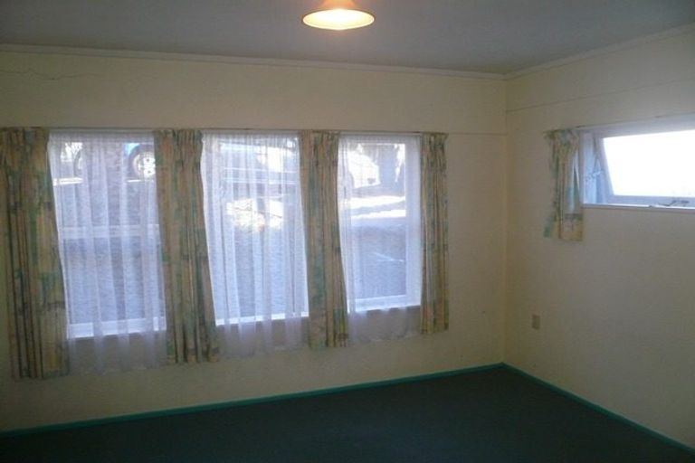 Photo of property in 17 Kelston Street, New Lynn, Auckland, 0600