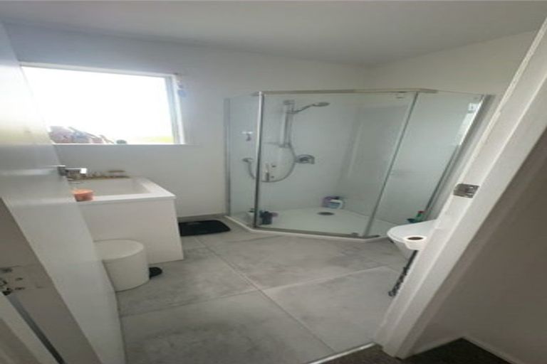 Photo of property in 1/25 Peach Road, Glenfield, Auckland, 0629