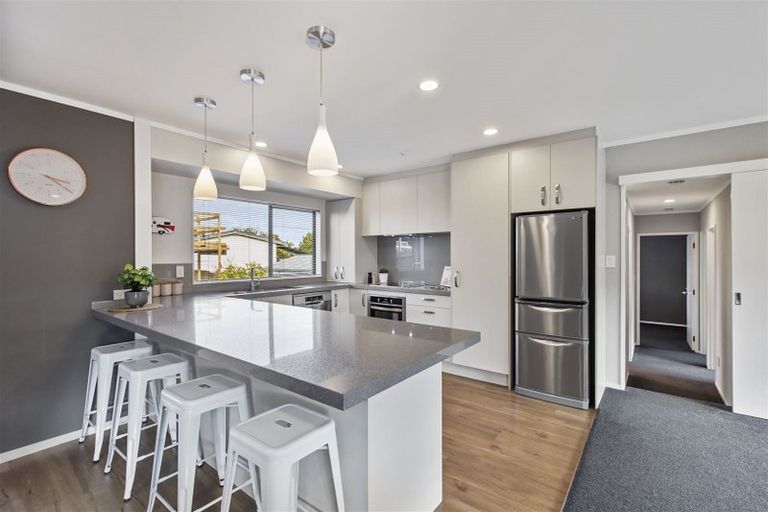 Photo of property in 4 Pinewood Grove, Botany Downs, Auckland, 2010