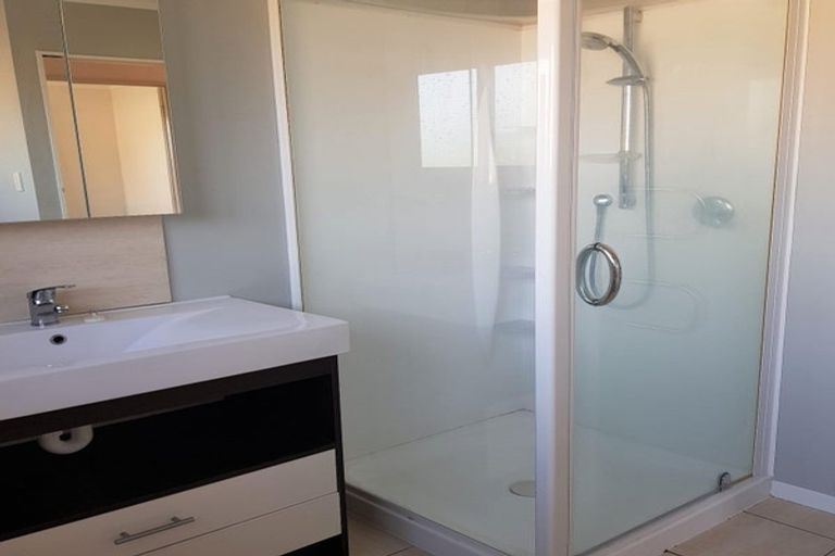 Photo of property in 8 Curlew Place, One Tree Point, 0118