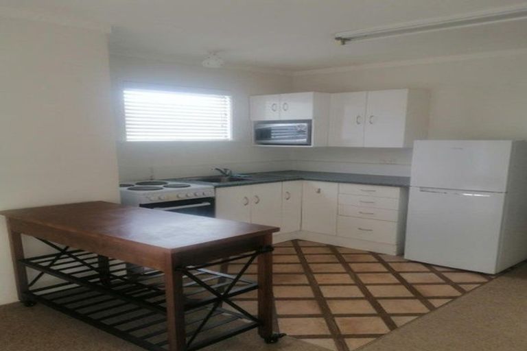 Photo of property in 1/613 Glenfield Road, Totara Vale, Auckland, 0629