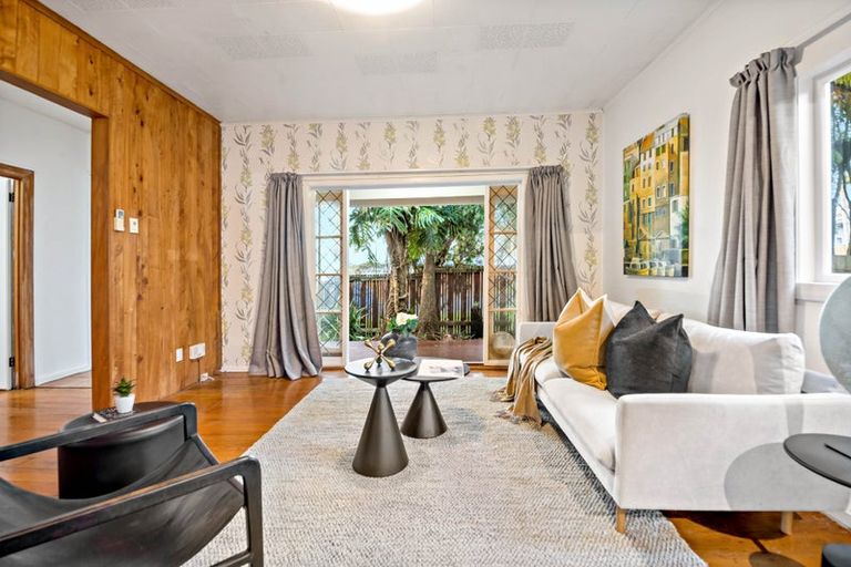 Photo of property in 129 Sunnyside Road, Sunnyvale, Auckland, 0612