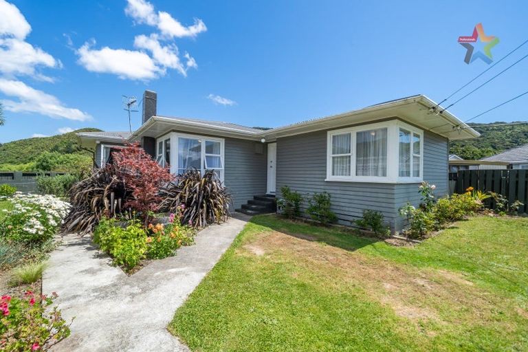 Photo of property in 5 Willow Grove, Wainuiomata, Lower Hutt, 5014
