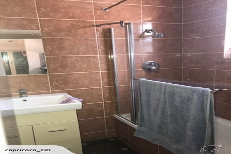 Photo of property in 2 Springside Place, New Lynn, Auckland, 0600