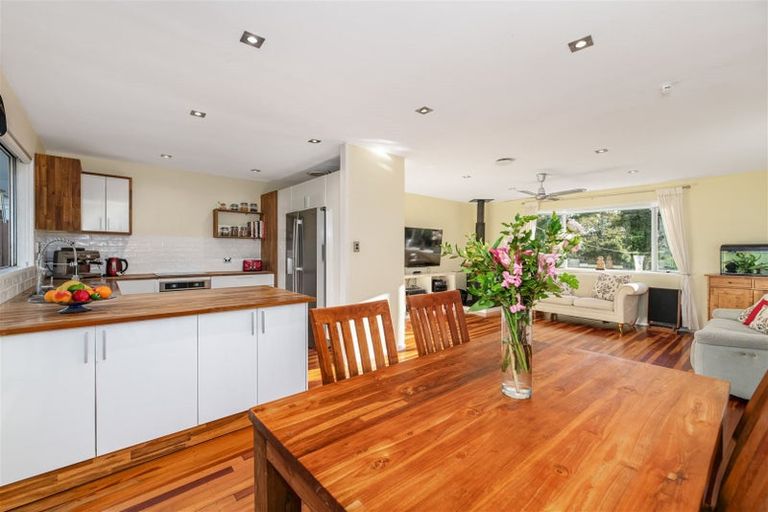 Photo of property in 96 Millbrook Road, Sunnyvale, Auckland, 0612