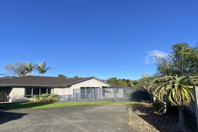 Photo of property in 10 Scarlet Oak Drive, Schnapper Rock, Auckland, 0632