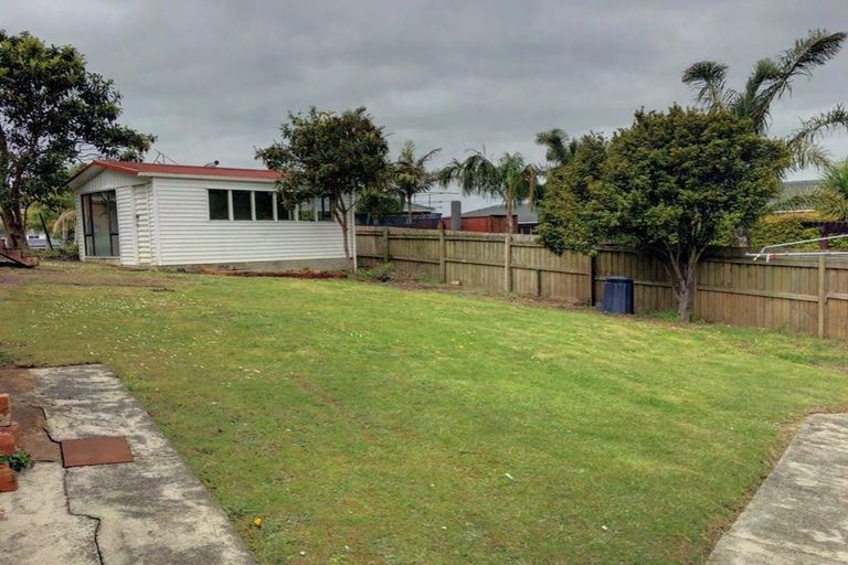 Photo of property in 2 Wyoming Avenue, Murrays Bay, Auckland, 0630