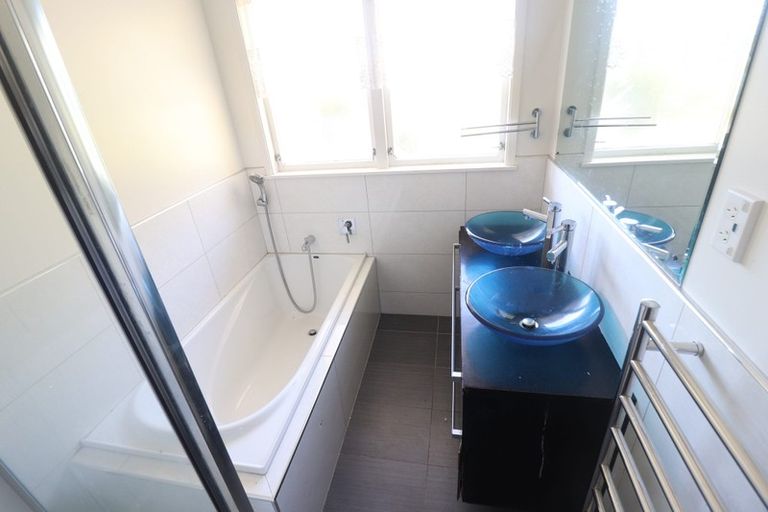 Photo of property in 11 Ellice Road, Totara Vale, Auckland, 0629