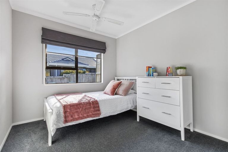 Photo of property in 4 Pinewood Grove, Botany Downs, Auckland, 2010