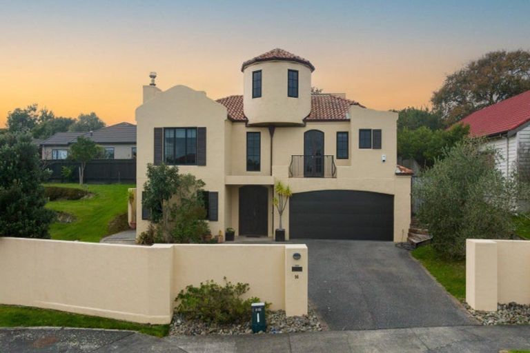 Photo of property in 16 La Lena Grove, Fitzherbert, Palmerston North, 4410